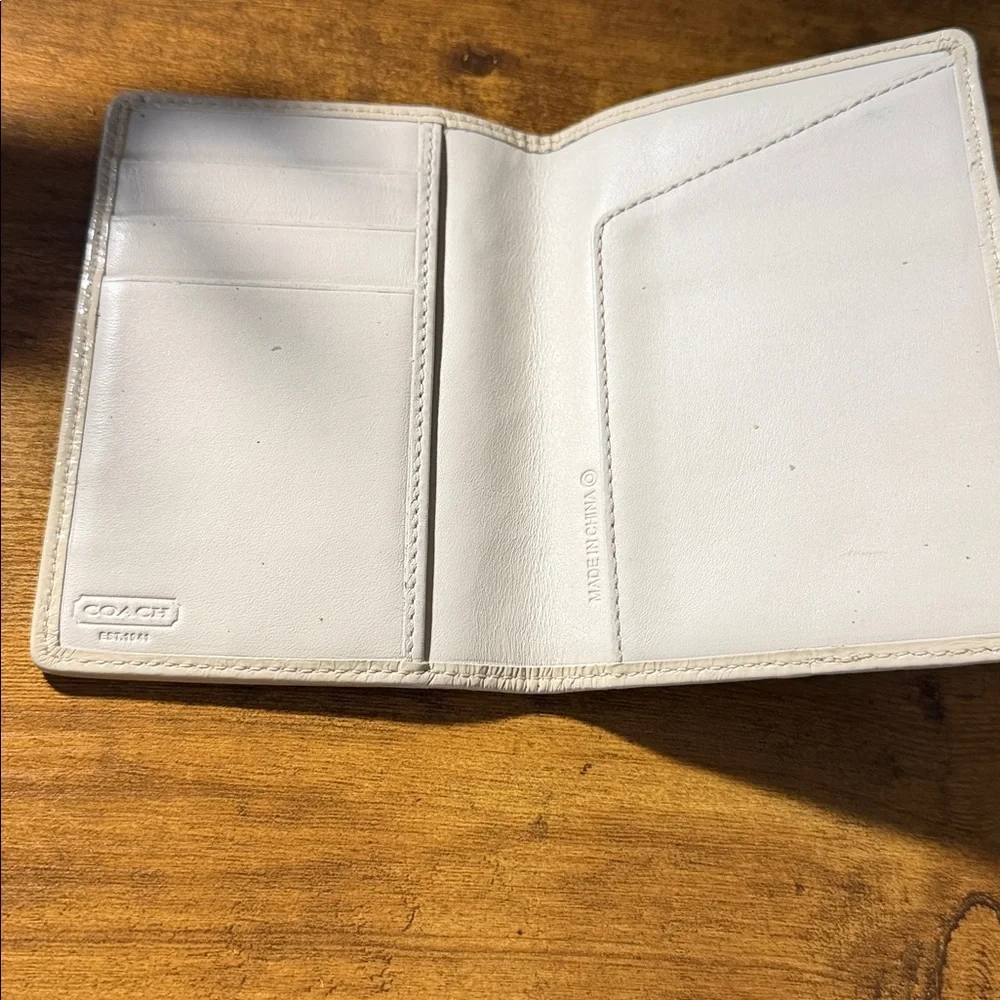 Green Patterned Passport Holder - Picture 2 of 4